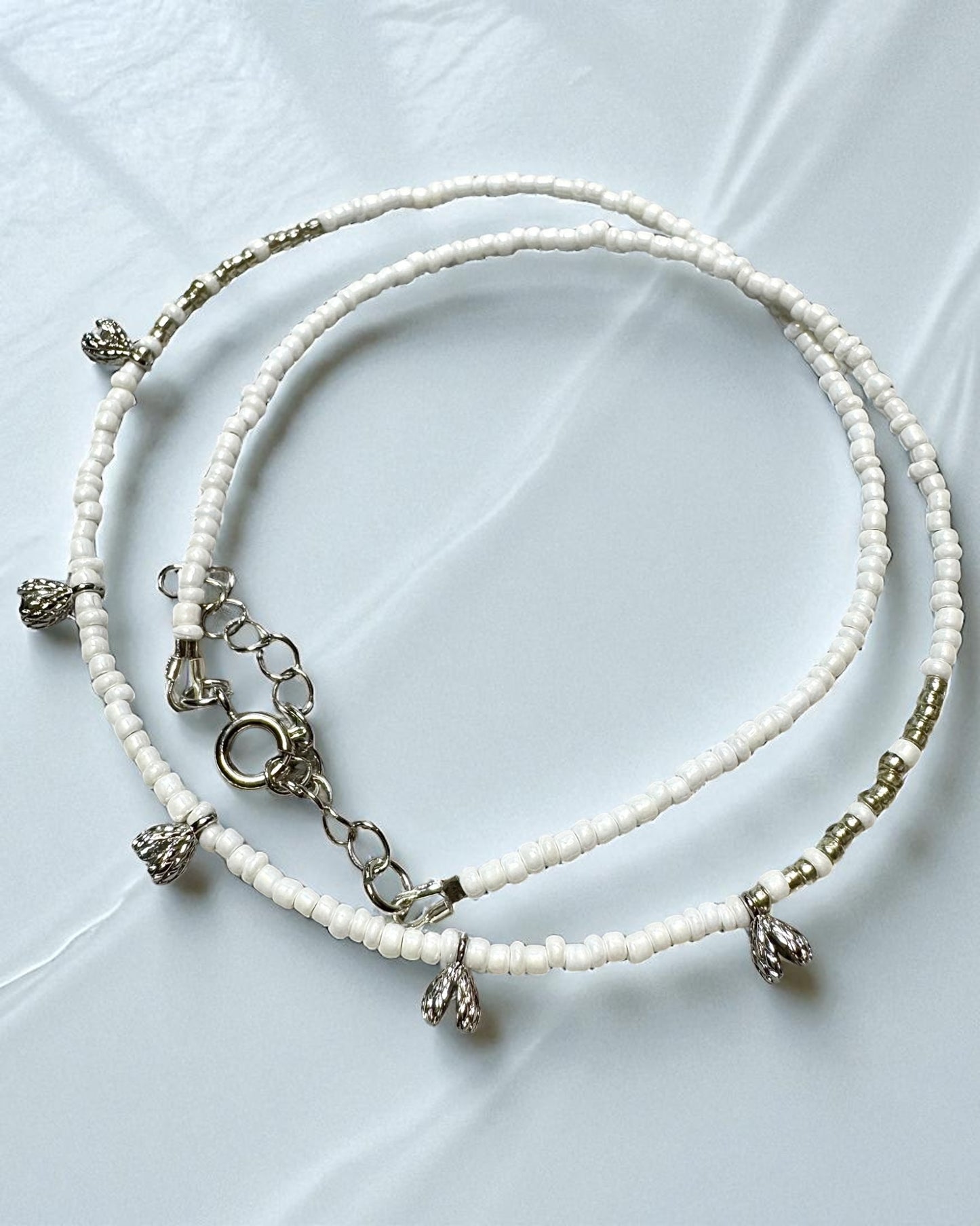 Shiny White Rocailles Glass Beads Necklace With Dangles