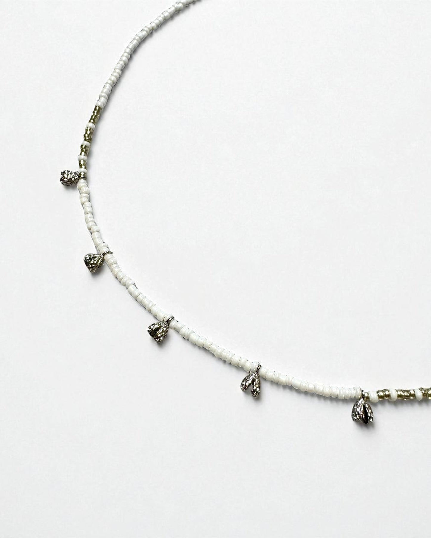 Shiny White Rocailles Glass Beads Necklace With Dangles